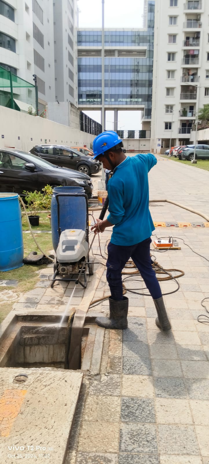 Apartment tank cleaning in Chennai by India Tank Cleaners – technician cleaning a shared residential water tank.